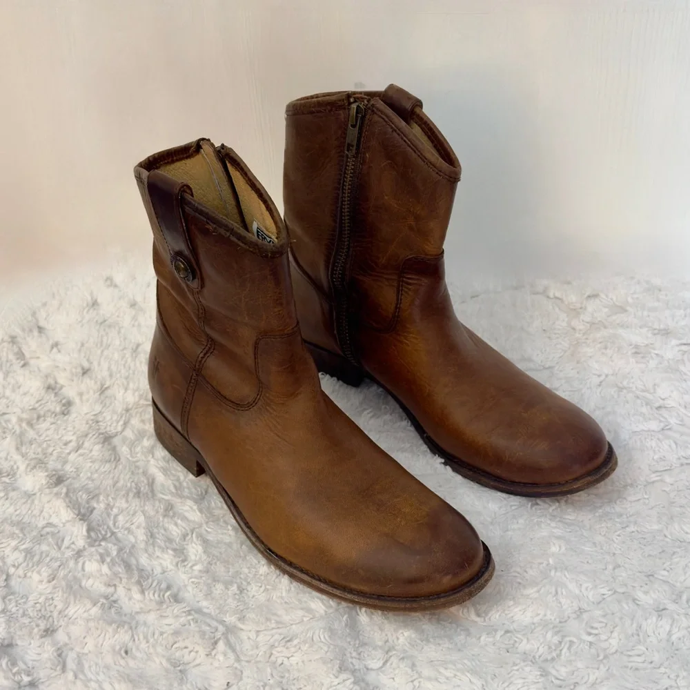 Frye Melissa Button Short Boot. Distressed leather. 8 B. Gently worn - Picture 3 of 13